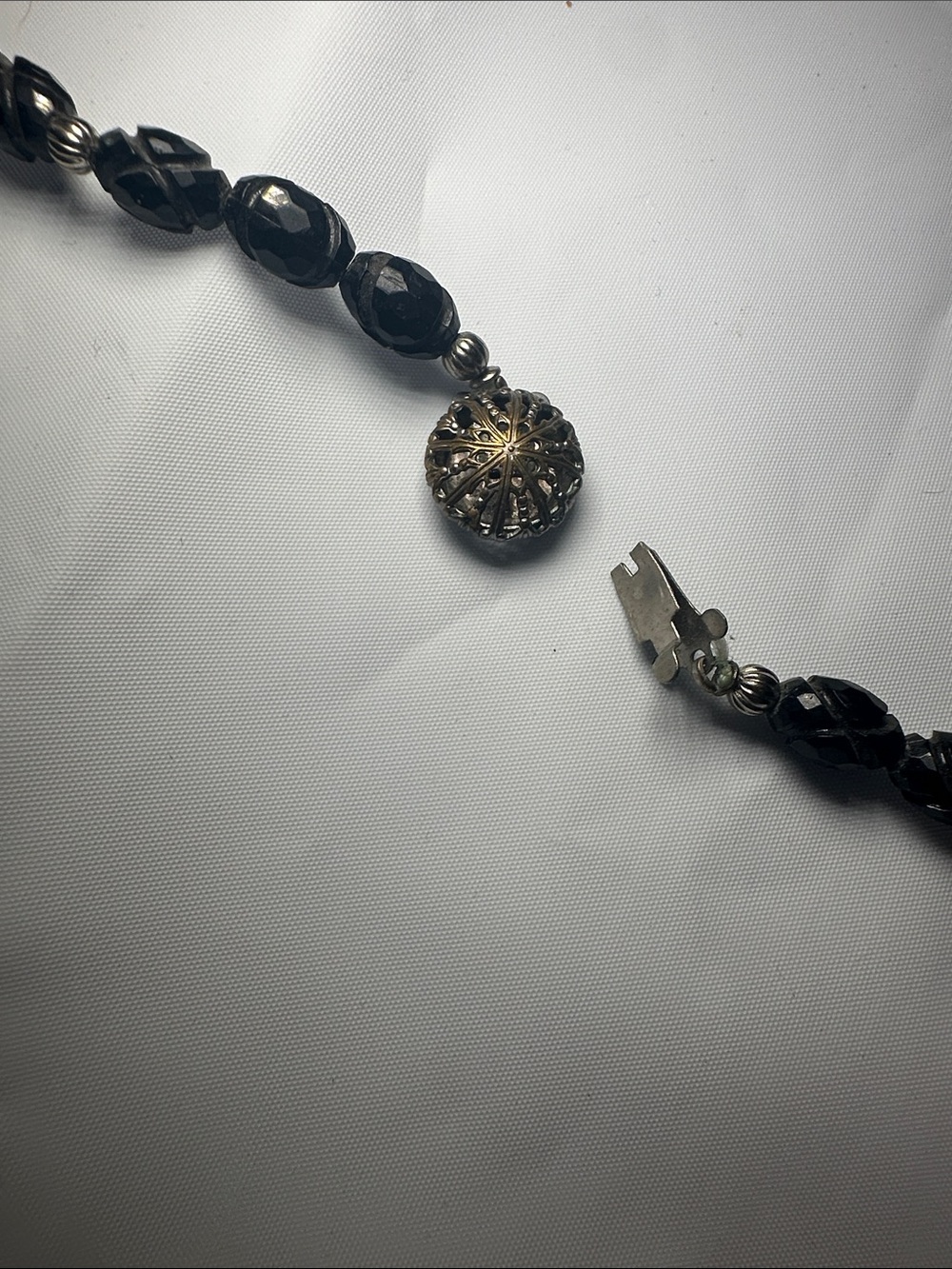 🖤✨ Vintage Black Iridescent Beaded Necklace ✨🖤 - Picture 5 of 7